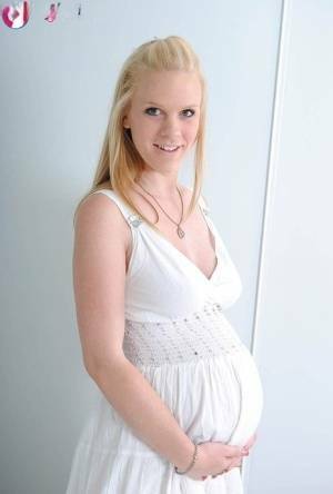 Blonde amateur Hydii May shows off preggo belly as she readies to masturbate on adultfans.net