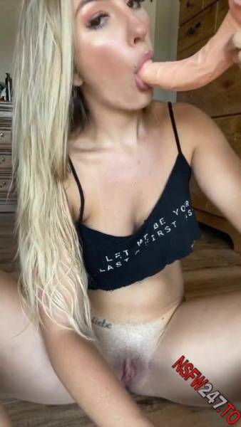 Emily Knight playing on the floor snapchat premium porn videos on adultfans.net