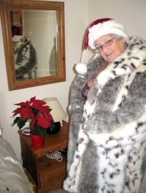 British nan Grandma Libby exposes her fat body in a Christmas hat and hosiery - Britain on adultfans.net