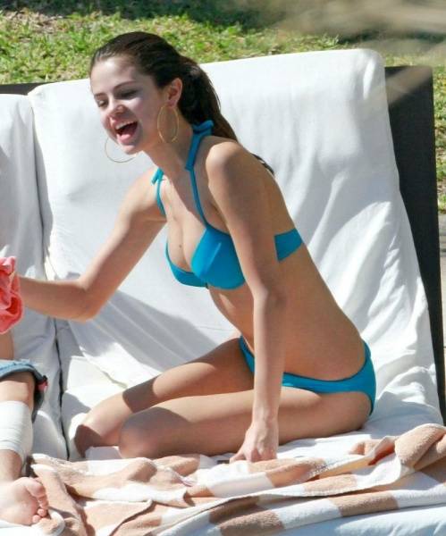 Selena Gomez Sexy Bikini Paparazzi Set Leaked - Usa on adultfans.net