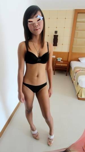 Skinny & lonely Pattaya beerbar girl offers up sexual favors for white on adultfans.net