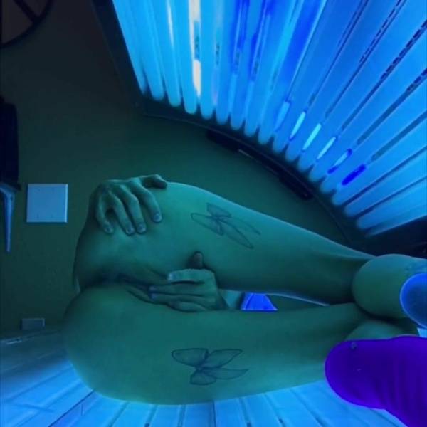 Emma Hix Had a little fun in the tanning bed haha porn videos on adultfans.net