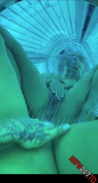 Dakota James Mirror on the bottom of the tanning bed !! Had to play with my pussy it was so hot snapchat premium 2020/10/24 porn videos on adultfans.net