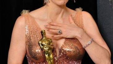 Jessica Chastain Poses With Her Oscar at the 94th Academy Awards on adultfans.net