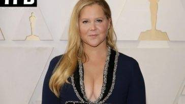 Amy Schumer Displays Nice Cleavage at the 94th Annual Academy Awards - fapfappy.com