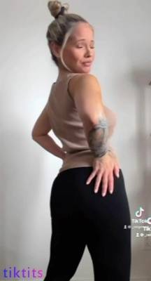 Mature woman fisting her naked ass on TikTok porn on adultfans.net