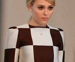 AnnaSophia Robb Dresses As A Slutty Autostereogram on adultfans.net