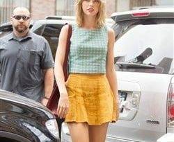 Taylor Swift Traipsing Around NYC In A Mini Skirt on adultfans.net