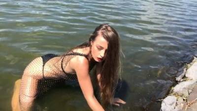 Anna Zapala Shoot In The Water on adultfans.net