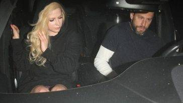 Avril Lavigne Upskirt on adultfans.net