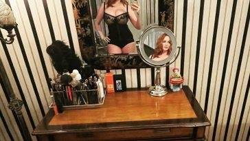 Christina Hendricks Shows Off Her Boobs (1 Sexy Photo) on adultfans.net