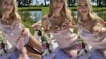 GwenGwiz  Nude Picnic Photos on adultfans.net