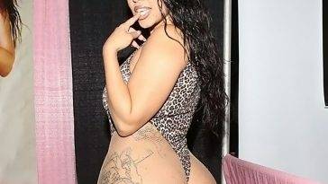 Mone Divine Nude — Ebony Queen Showed Her Huge Butt on adultfans.net