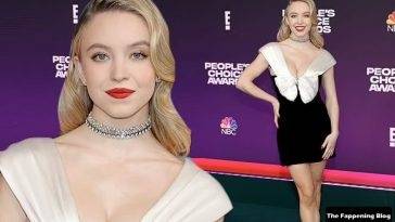 Sydney Sweeney Takes the Plunge in a Very Low-Cut B&W Mini Dress at People 19s Choice Awards on adultfans.net