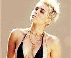 Miley Cyrus & Hayden Panettiere Wear Swimsuits With Class on adultfans.net