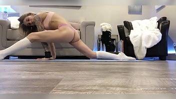 Summeravery a girlfriend asked for a stretching to help her xxx onlyfans porn videos on adultfans.net