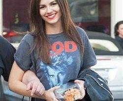 Victoria Justice In Booty Shorts With Fried Chicken on adultfans.net