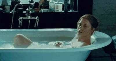 Walking in on friend?s mom in the tub. Seems like she REALLY wants you to stay? [Amy Adams] on adultfans.net