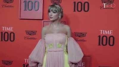 Taylor Swift's dress needs pulled down on adultfans.net