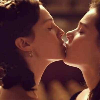 Hailee Steinfeld making out with Ella Hunt on adultfans.net