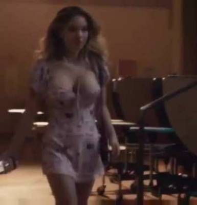Sydney Sweeney's tits bouncing as she walks. Those things are fucking huge on adultfans.net