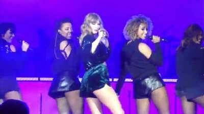 Taylor Swift cockteasing on stage on adultfans.net