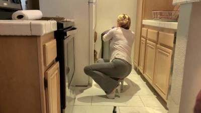 Stepmom is horny and stuck in the oven (2)1 4 on adultfans.net