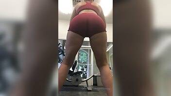 Jennaivory up early in the gym go on adultfans.net