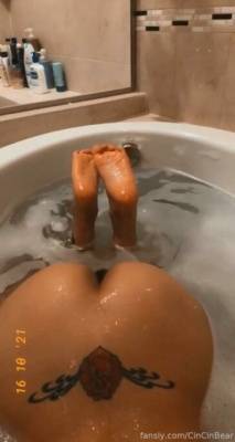 Cincinbear Nude Bath Onlyfans Video  on adultfans.net