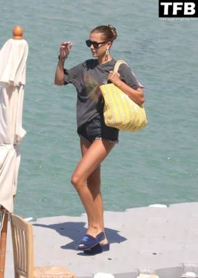 Nicole Poturalski is Spotted with Nico Schulz Out in Mykonos on adultfans.net