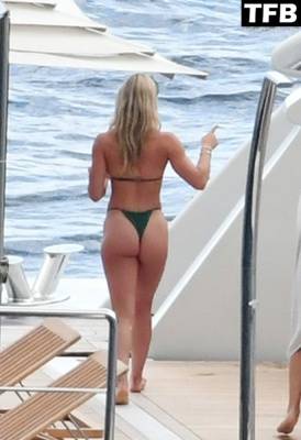 Kathryne Padgett & Alex Rodriguez Pack on the PDA Aboard a Yacht on Their Holidays in Capri on adultfans.net