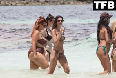 Emily Ratajkowski Shows Off Her Supermodel Figure as She Hits the Beach in Mexico - Mexico on adultfans.net