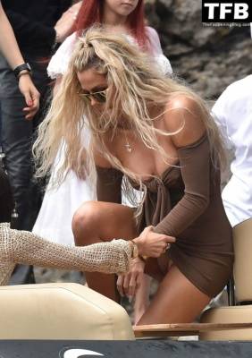 Khloe Kardashian Displays Her Tits and Panties in Portofino on adultfans.net