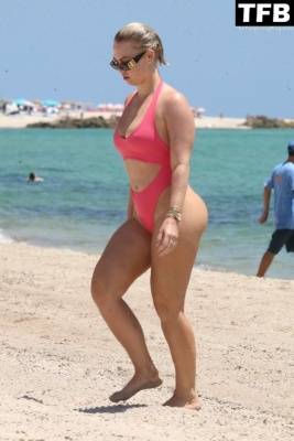 Bianca Elouise Displays Her Curves on the Beach in Miami on adultfans.net