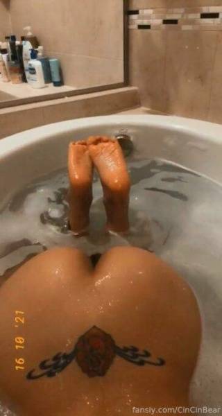 Cincinbear Nude Bath  Video  on adultfans.net