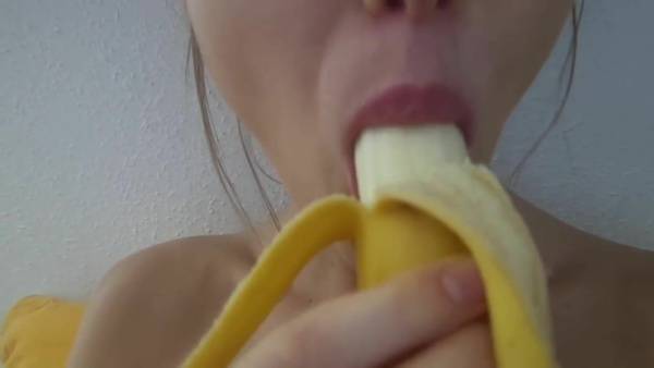 Peas and Pies How to EAT a BANANA ? RELAXING EATING SOUNDS on adultfans.net