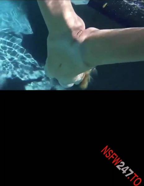 Heidi Grey swimming pool tease snapchat premium 2020/04/27 - leaknud.com