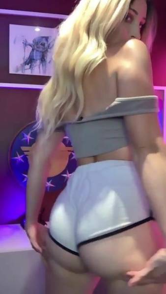 Holly Wolf Gamer Booty Shake Porn Video  on adultfans.net