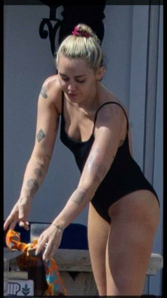 Miley Cyrus (mileycyrus) Nude OnlyFans Leaks (14 Photos) on adultfans.net