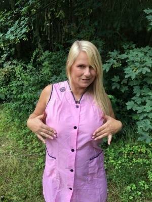 Older blonde amateur Sweet Susi exposes herself in a rural driveway on adultfans.net