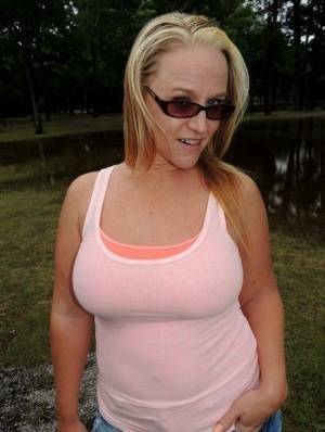 Fat amateur Dee Siren has sexual relations in the boot of a vehicle on adultfans.net