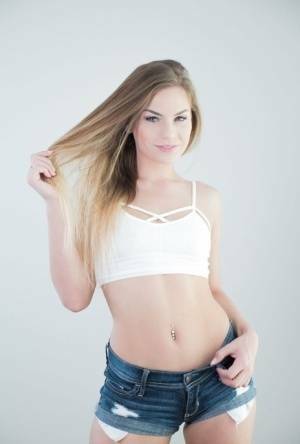 Sydney Cole provides nudity after removing all her clothes in sensual manners on adultfans.net
