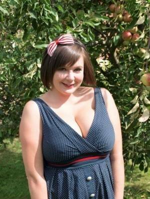 Fat amateur Roxy shows her bare legs in a short dress in the backyard on adultfans.net