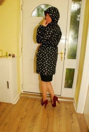 UK redhead Juicey Janey shows off her legs in a short dress and pumps - Britain on adultfans.net