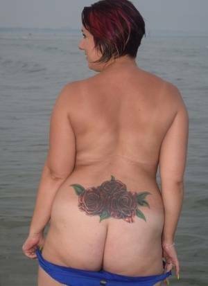 Older amateur Sara Banks poses naked in the ocean with a couple of girlfriends on adultfans.net