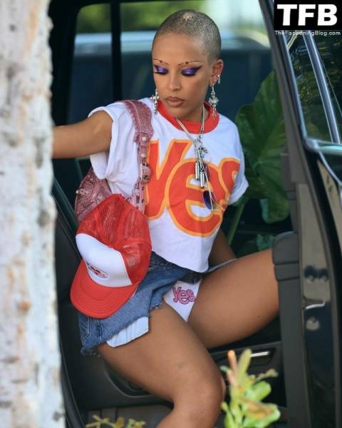 Doja Cat Puts on a Sexy Display While Spotted Shopping in Calabasas on adultfans.net