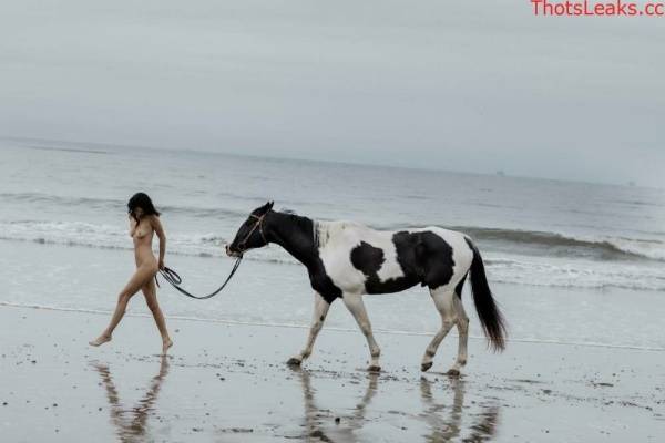 Kendall Jenner Nude Horse Riding Set  on adultfans.net