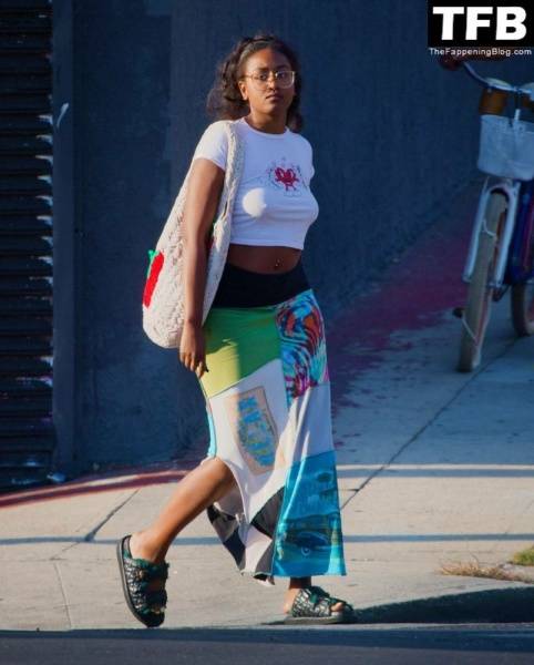 Sasha Obama Goes Braless in LA on adultfans.net