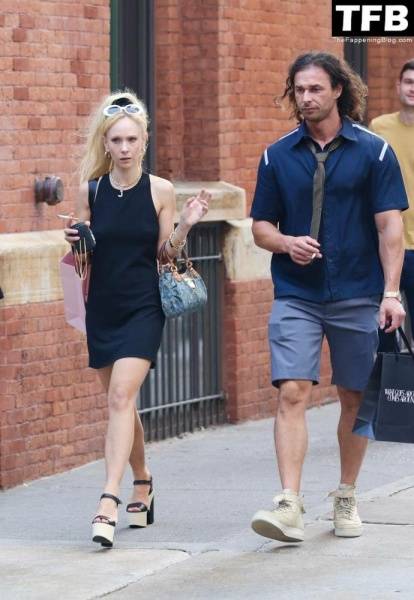 Juno Temple Holds Hands with Her Mystery Boyfriend in NYC on adultfans.net