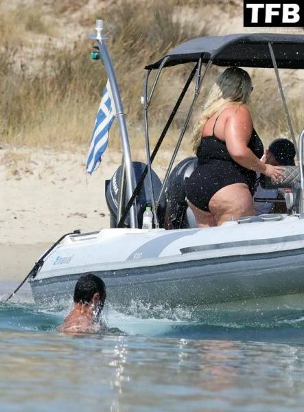 Gemma Collins Flashes Her Nude Boobs on the Greek Island of Mykonos - dailyfans.net - Greece